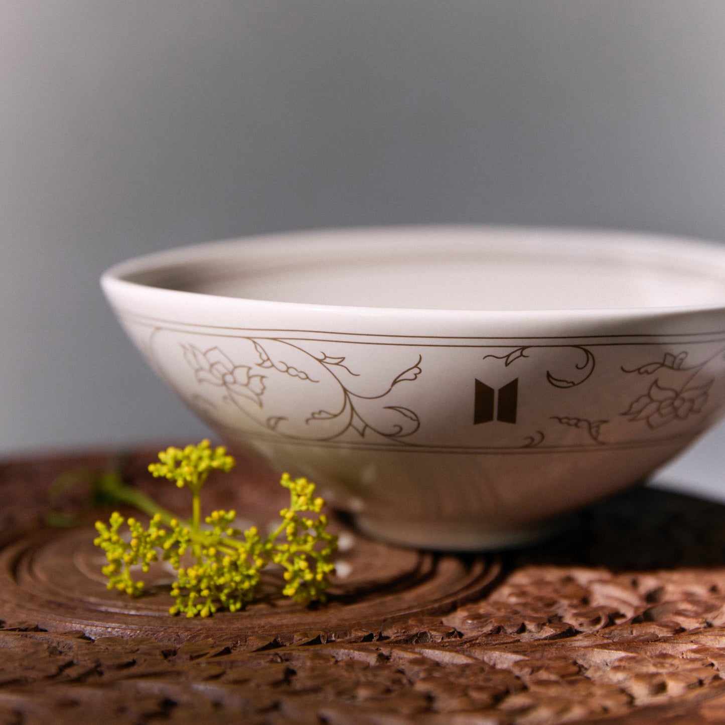 (Pre-Order) BTS [2024 Dalmajung] White Porcelain Bowl with Inlaid Lotus Scroll Design Miniature