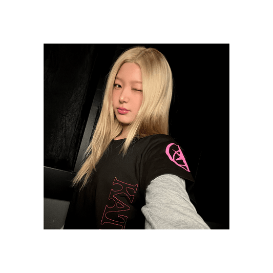 KATSEYE [Essentials] KATSEYE x EYEKONS Logo Stitch Black T-Shirt